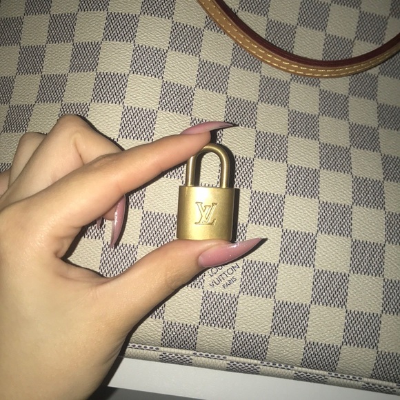 Lv lock and necklace - Picture 3 of 6